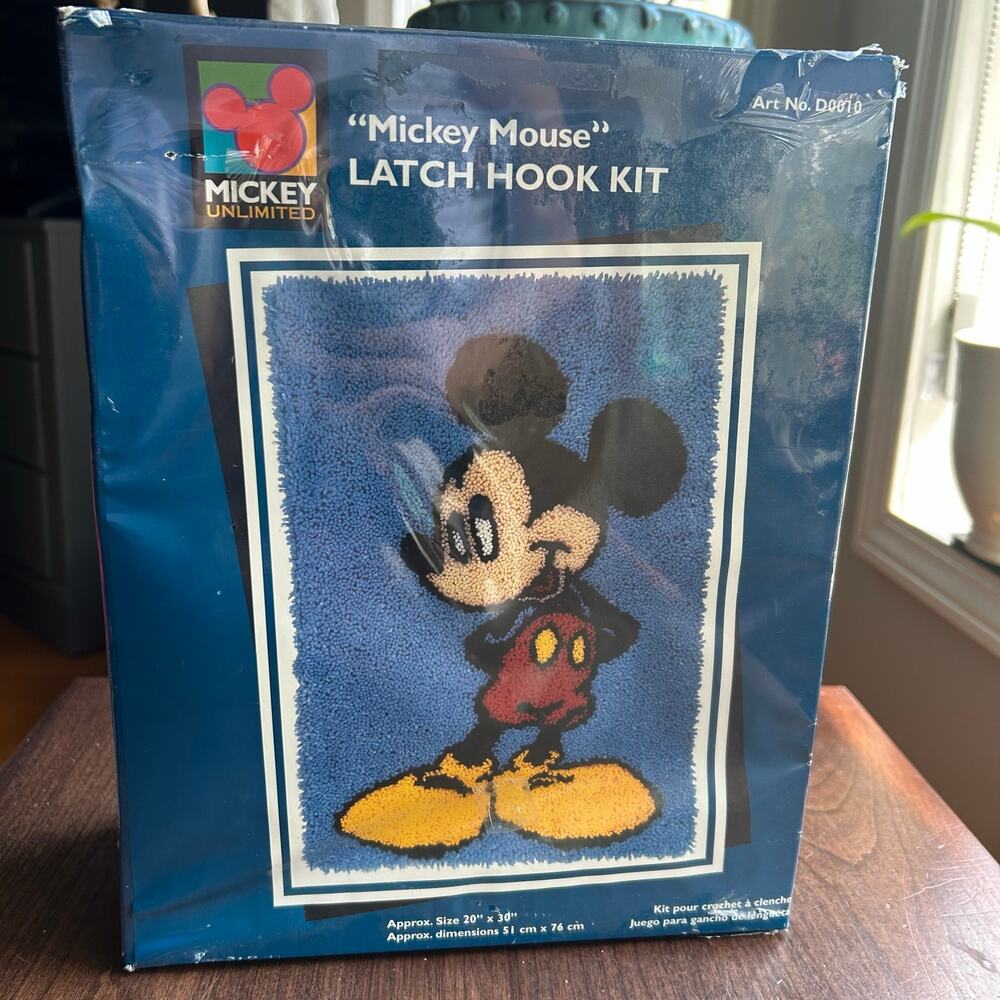 SEALED Caron MICKEY MOUSE LATCH HOOK KIT #D0010 Measures 20" x 30" NOS